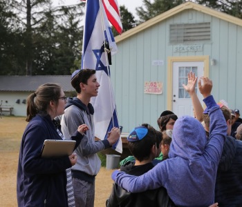 Israeli-flag-in-background-2